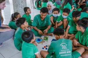 TOMS Indonesia Donasikan Ratusan Sepatu dan Buku